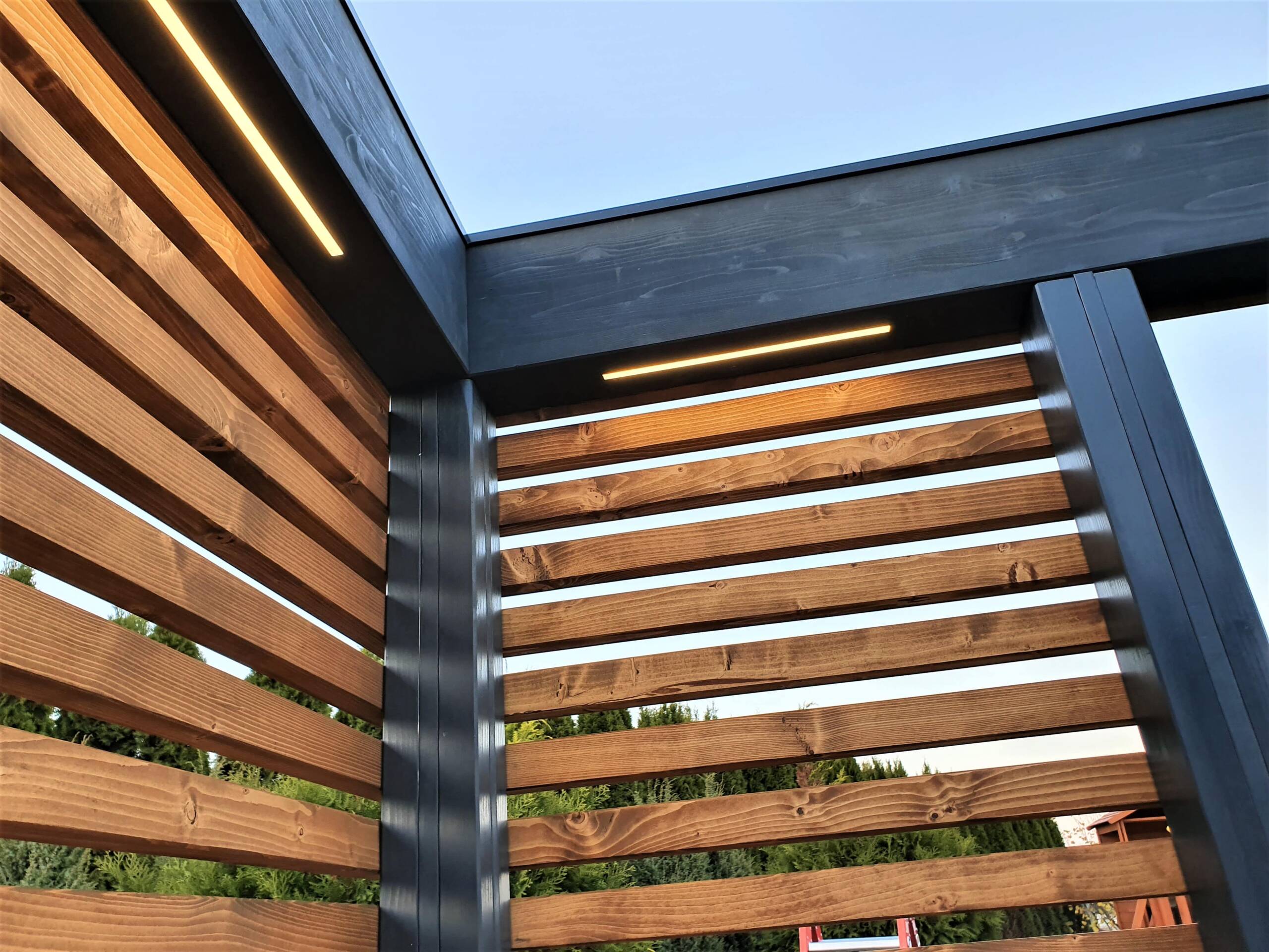 Oświetlenie bez widocznych przewodów stosowane w nowoczesnych konstrukcjach ogrodowych ModernWood
