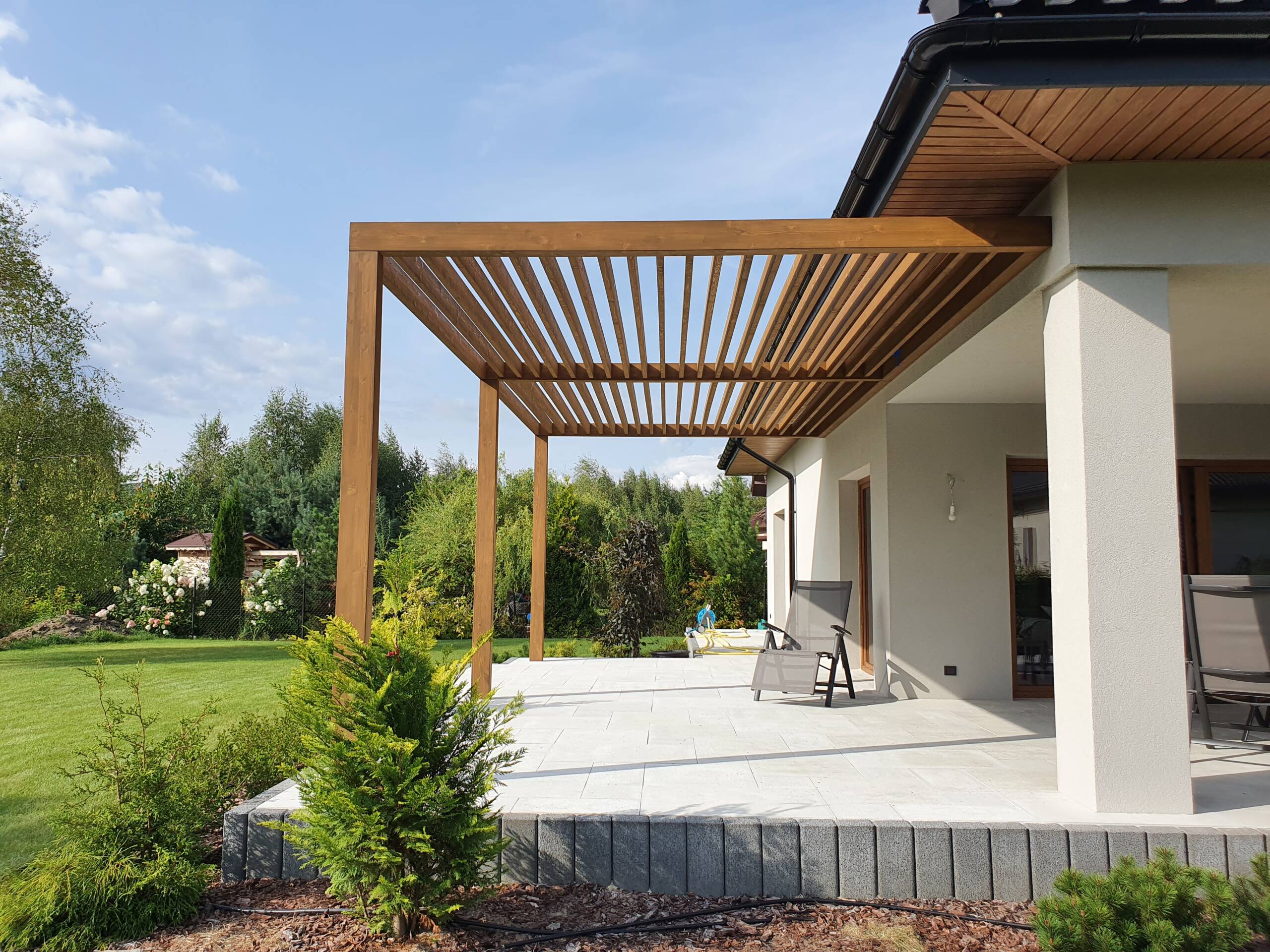 Nowoczesna pergola tarasowa z drewna na wymiar