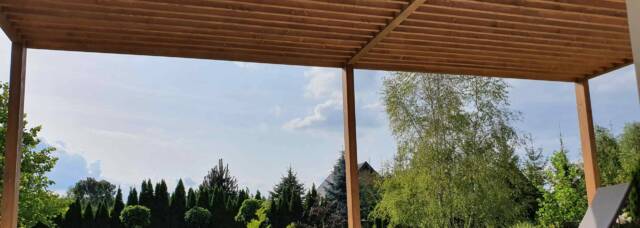 Pergola przyścienna z lamelami