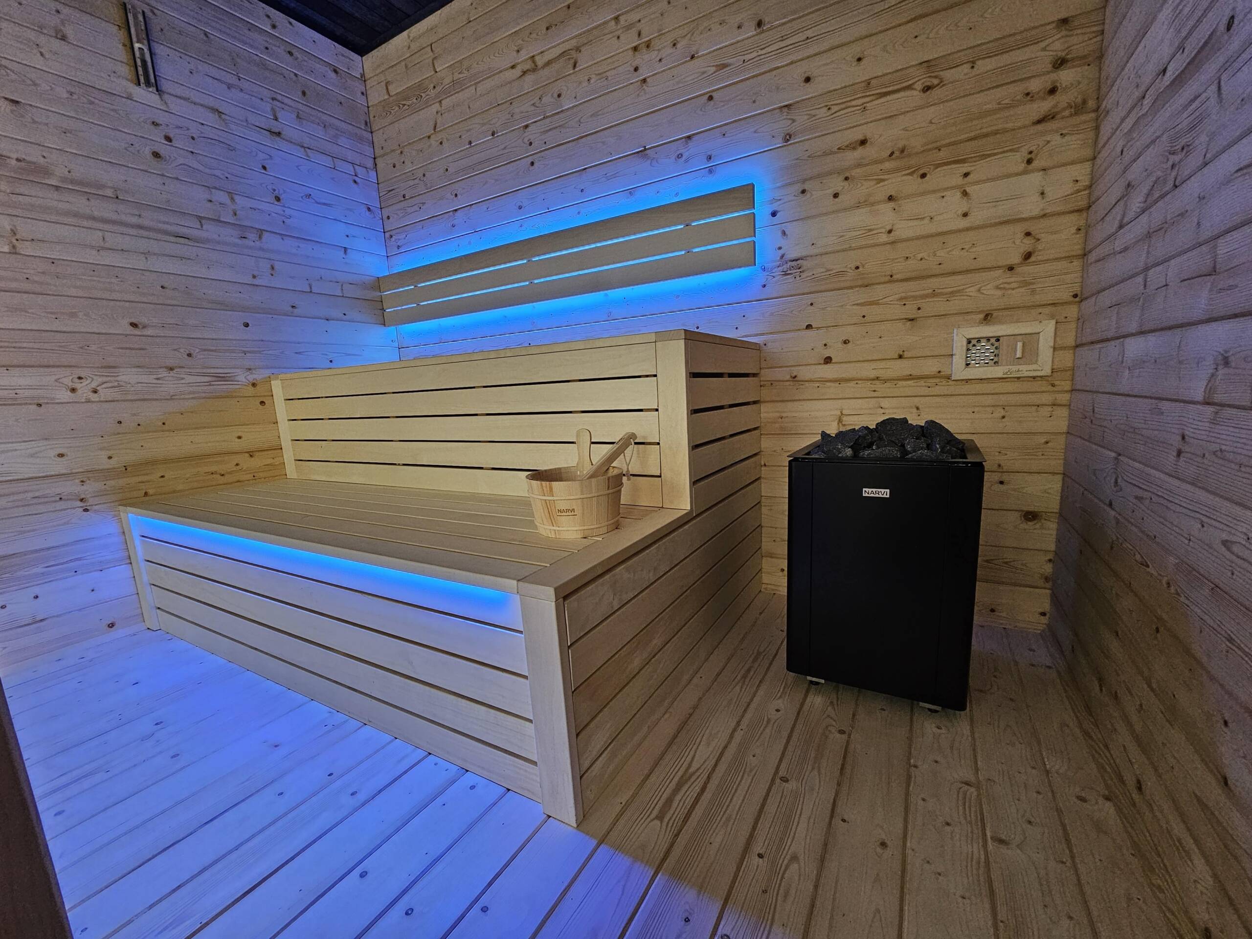 Ławka Osika w nowoczesnej saunie ogrodowej