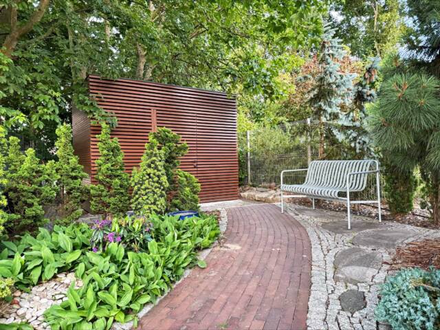 Domek narzędziowy w nowoczesnym stylu z elewacją ażurową.